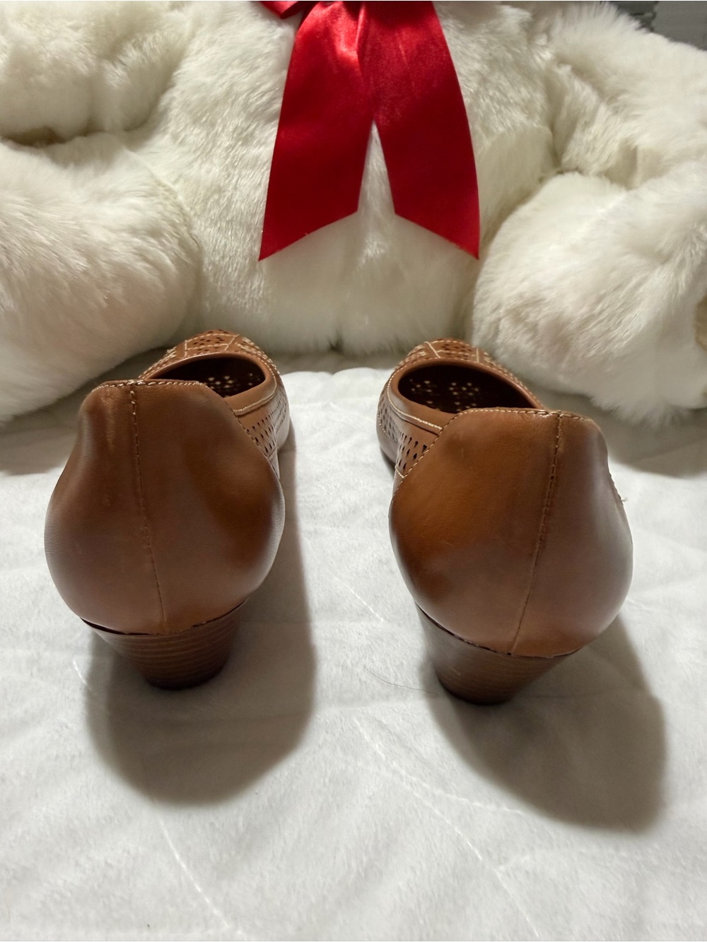 NEW! Clarks Artisan Collection Women's Tan Perforated Leather Loafers size 7 - Picture 5 of 7
